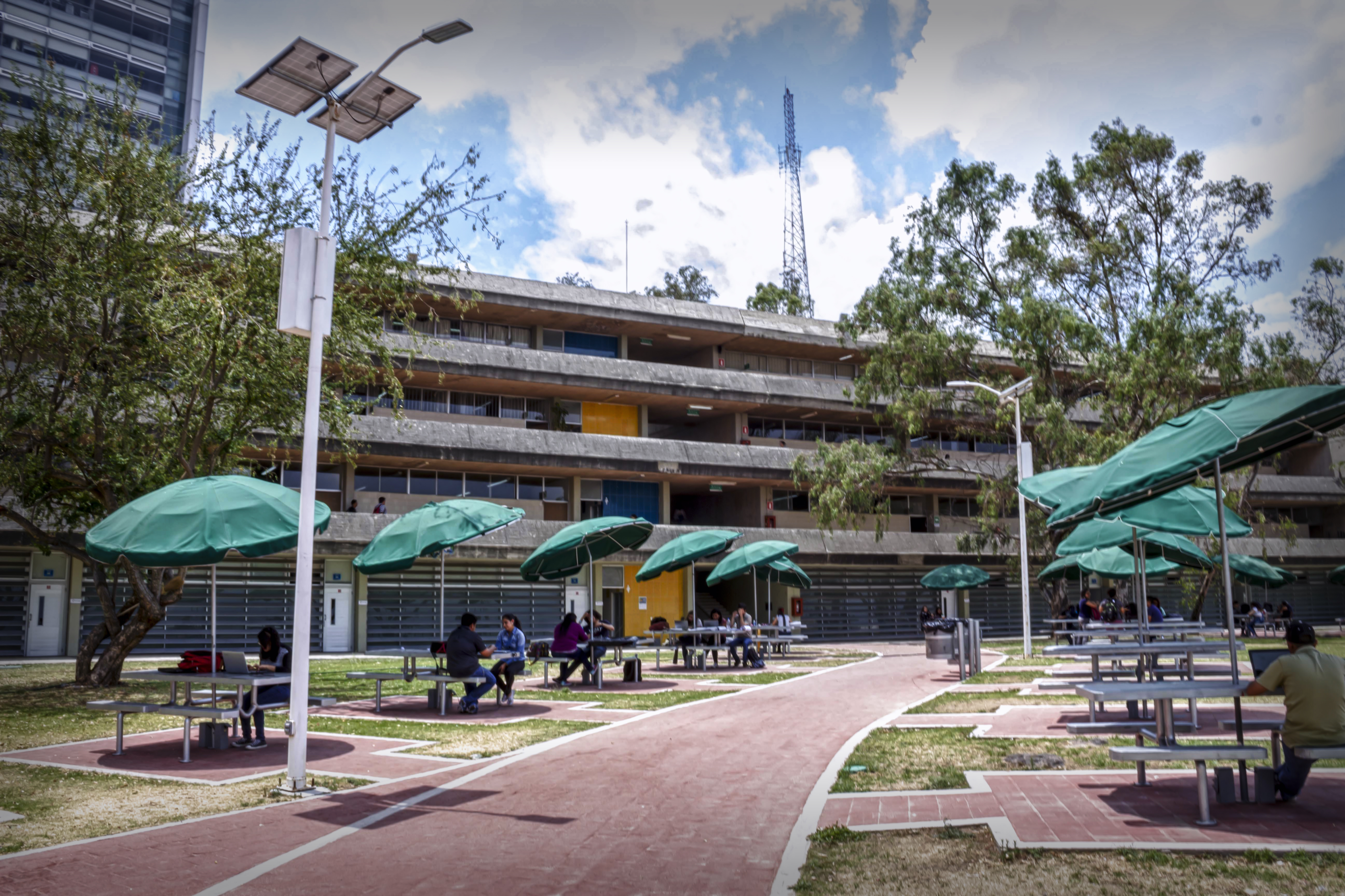 Ciberjardín en donde los estudiantes pueden trabajar con acceso a internet