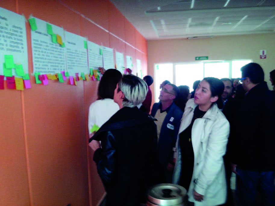 Profesores realizando el proceso de visualización de escenarios futuros. Fuente: Registro fotográfico personal.