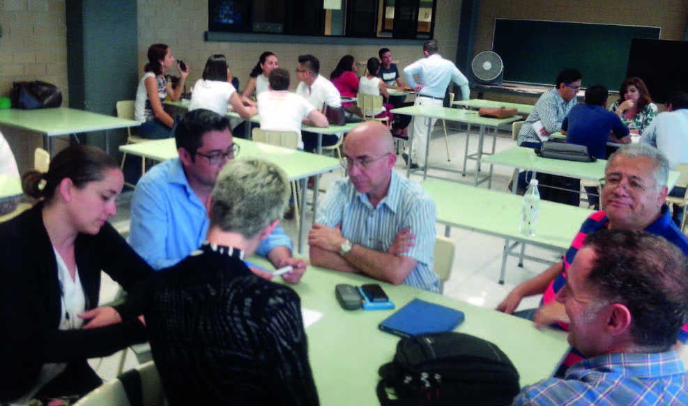 Aspectos de trabajo con los profesores en la modalidad de taller. Fuente: Registro fotográfico personal.